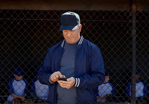 Man using Beltone HearMax app with Beltone Amaze hearing aids