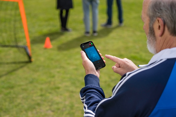 Man using the Beltone HearMax app on his phone